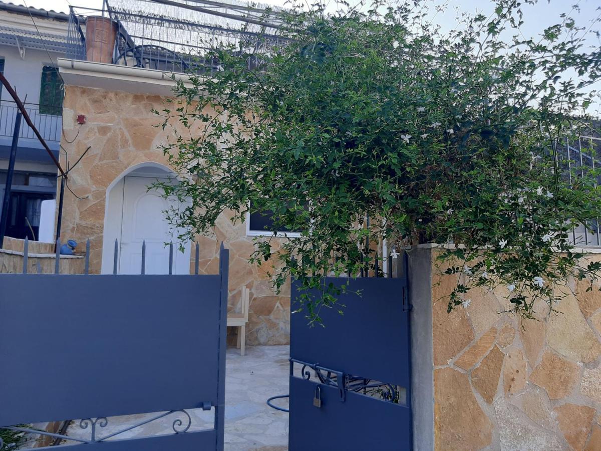 Villa Aspros - Traditionell, Ruhig Und Strandnah Liapades Exterior photo