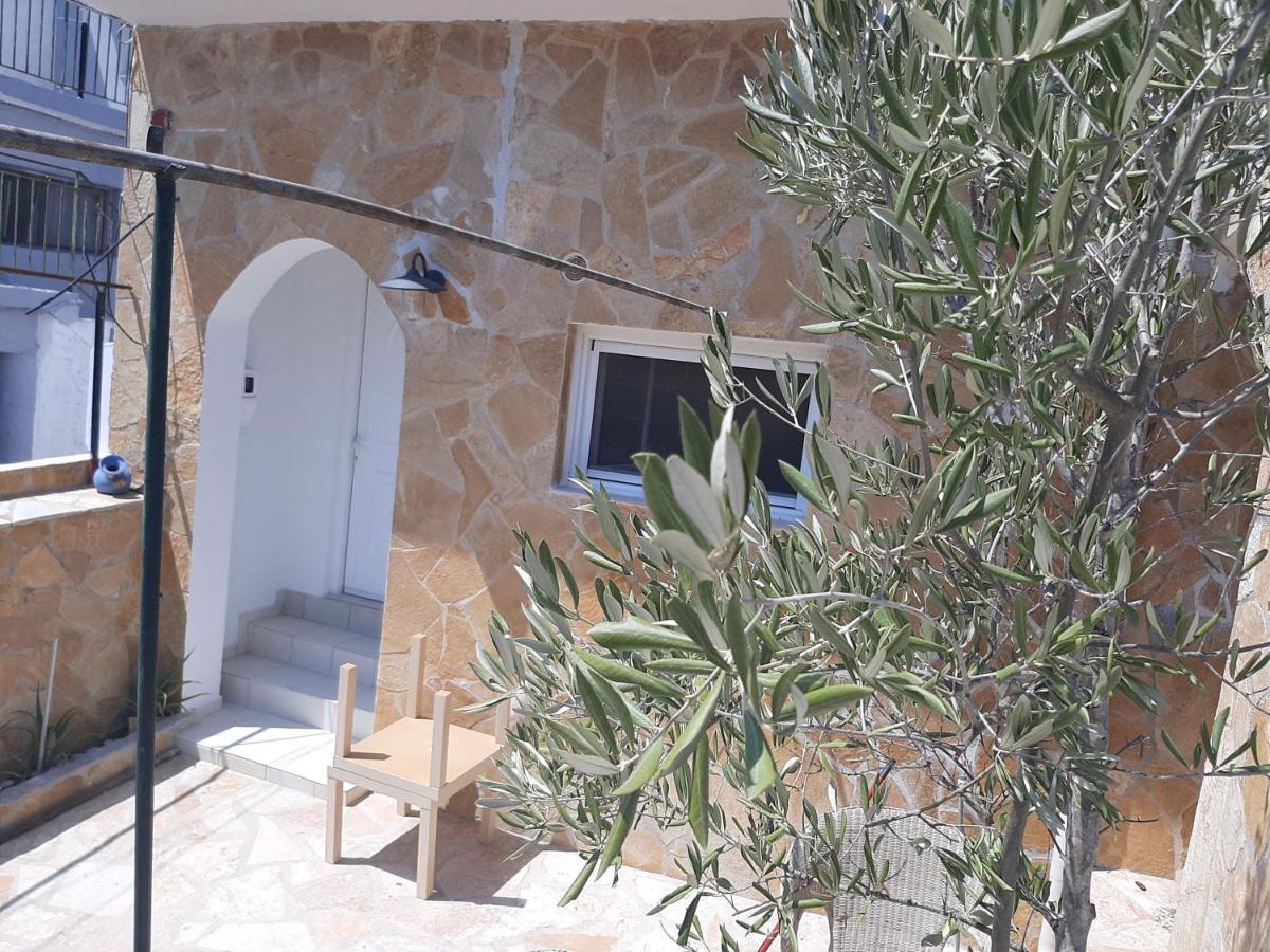 Villa Aspros - Traditionell, Ruhig Und Strandnah Liapades Exterior photo
